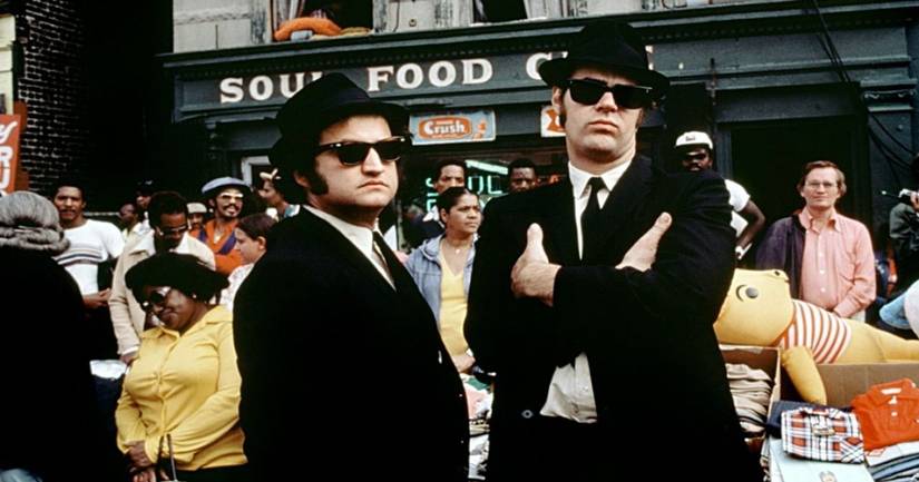 Sebuah adegan dari film The Blues Brothers di mana kedua pria itu tampak murung di kota.