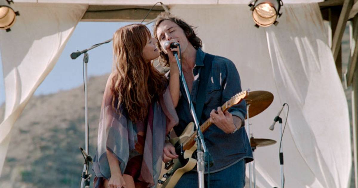 Riley Keough Recalled 'Amazing' Time Filming Daisy Jones & The Six(00)