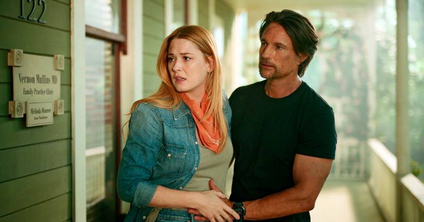 Alexandra Breckenridge and Martin Henderson in Virgin River