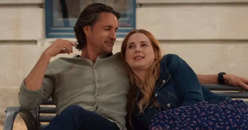 Alexandra Breckenridge and Martin Henderson in Virgin River