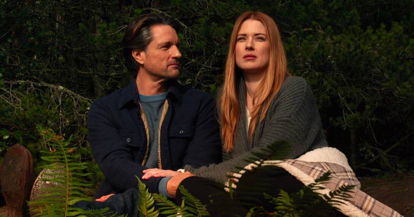 Alexandra Breckenridge and Martin Henderson in Virgin River