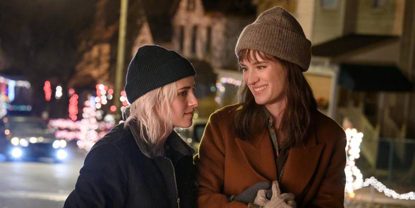 Kristen Stewart as Abby and Mackenzie Davis as Harper in Happiest Season