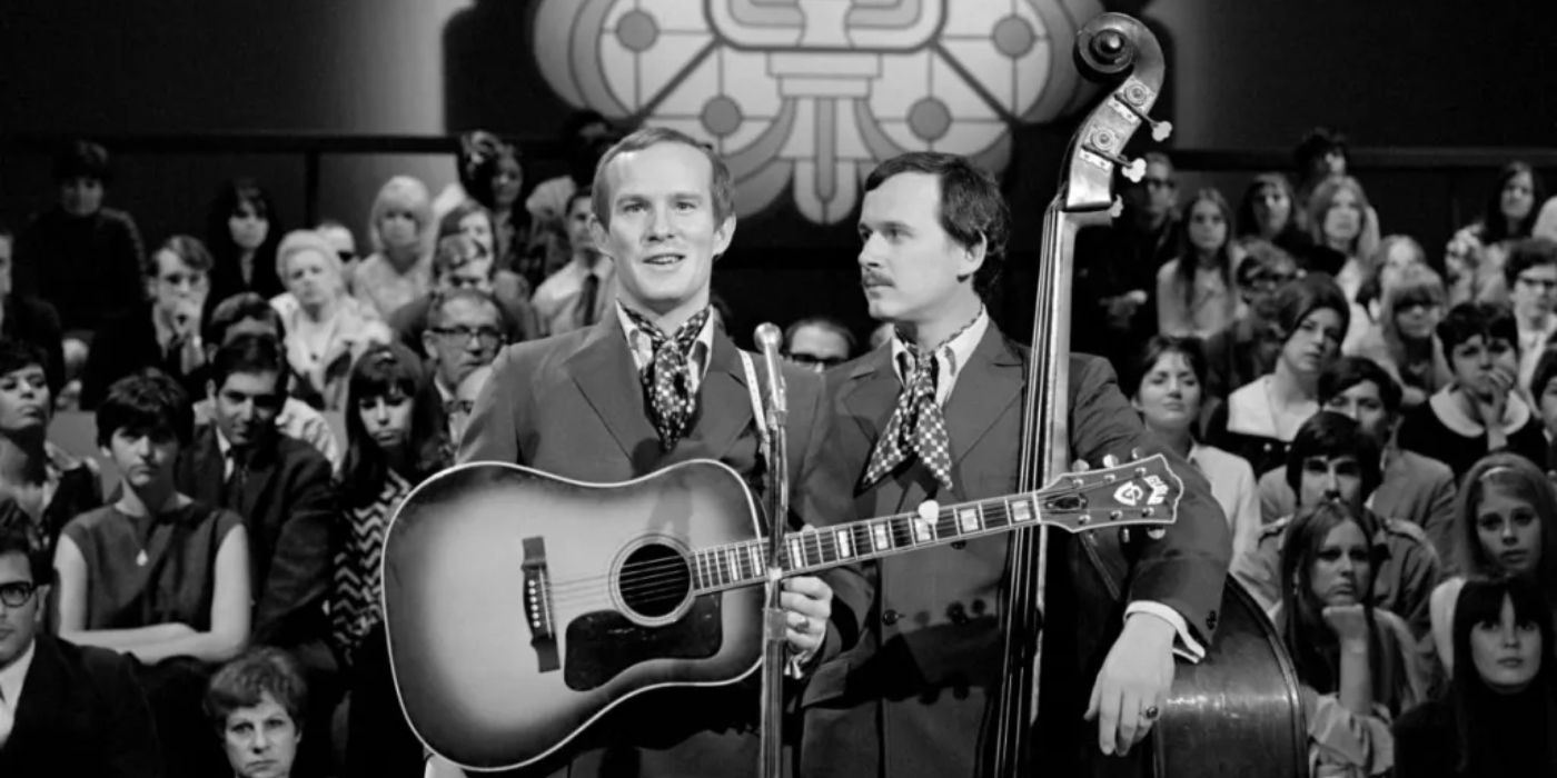 Dick and Tom Smothers playing the guitar on stage in The Smothers Brothers Comedy Hour