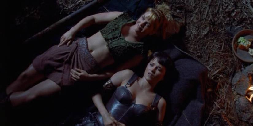 Xena and Gabrielle lie on a blanket as they gaze up at night sky