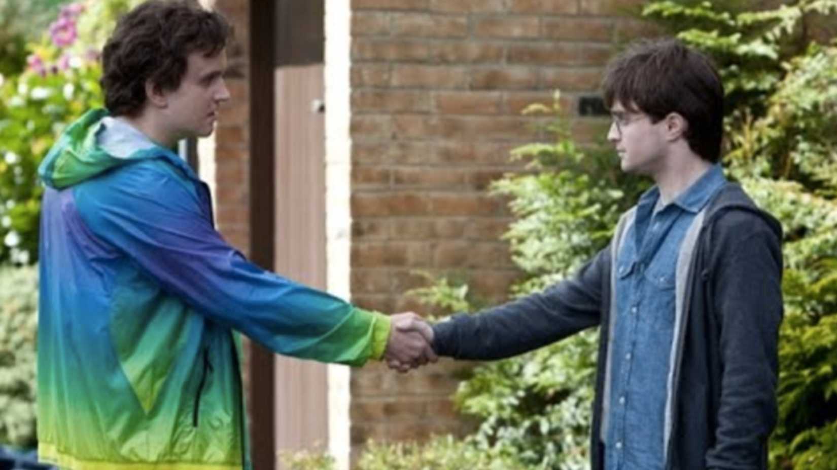 Dudley e Harry apertando as mãos em Relíquias da Morte Parte 1