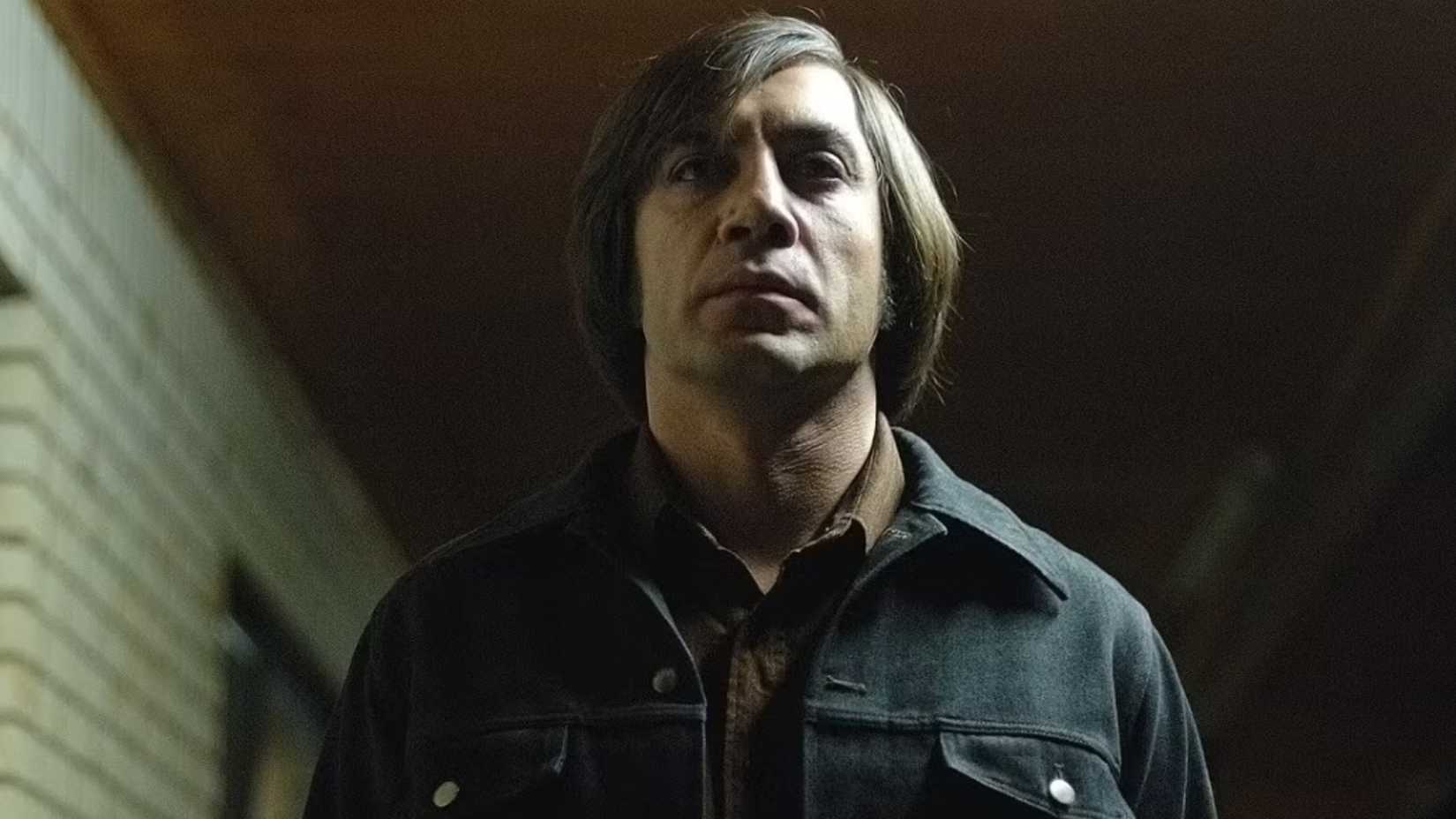 Javier Bardem as Anton Chigurh in No Country for Old Men (2)