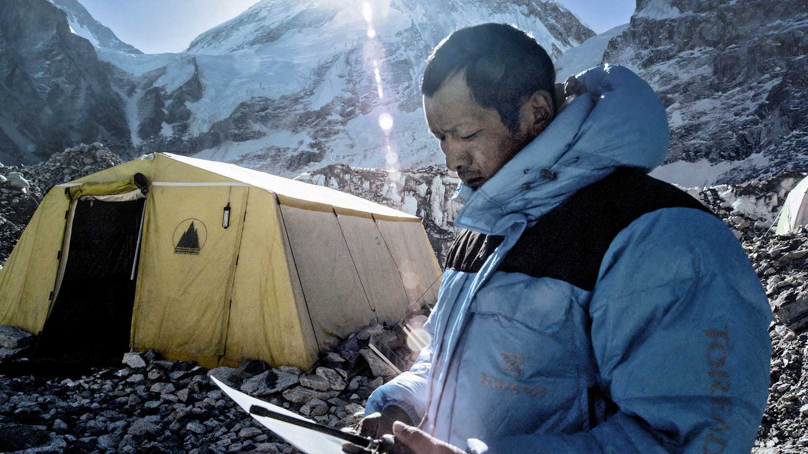 Tom Hiddleston and Willem Dafoe Team Up to Scale Everest in New Film ...