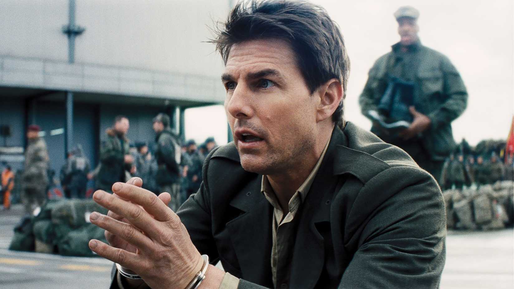 tom cruise in handcuffs in edge of tomorrow