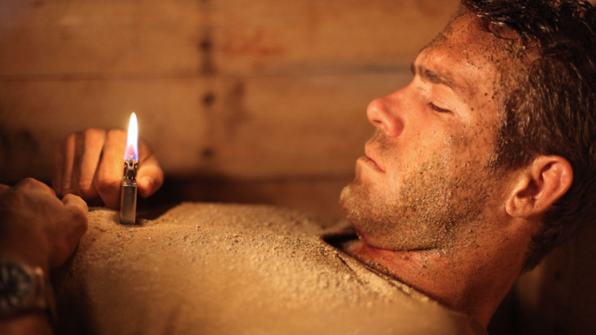 Ryan Reynolds hold a lighter in Buried