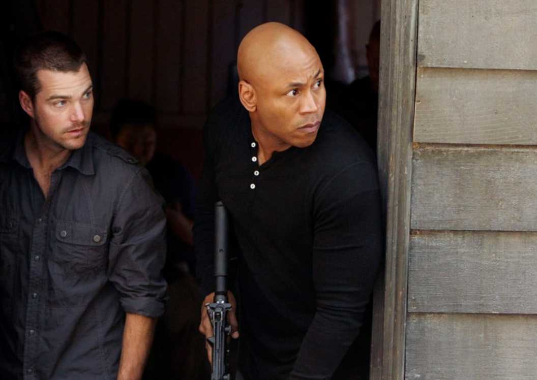 G & Sam in NCIS: Los Angeles holding rifles peering around a corner