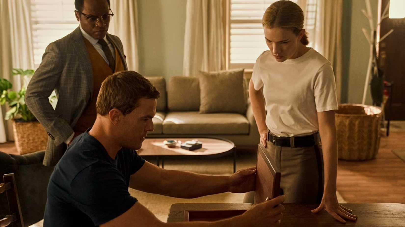 Reacher, Oscar Finlay and Roscoe Conklin in a scene from Reacher Season 1