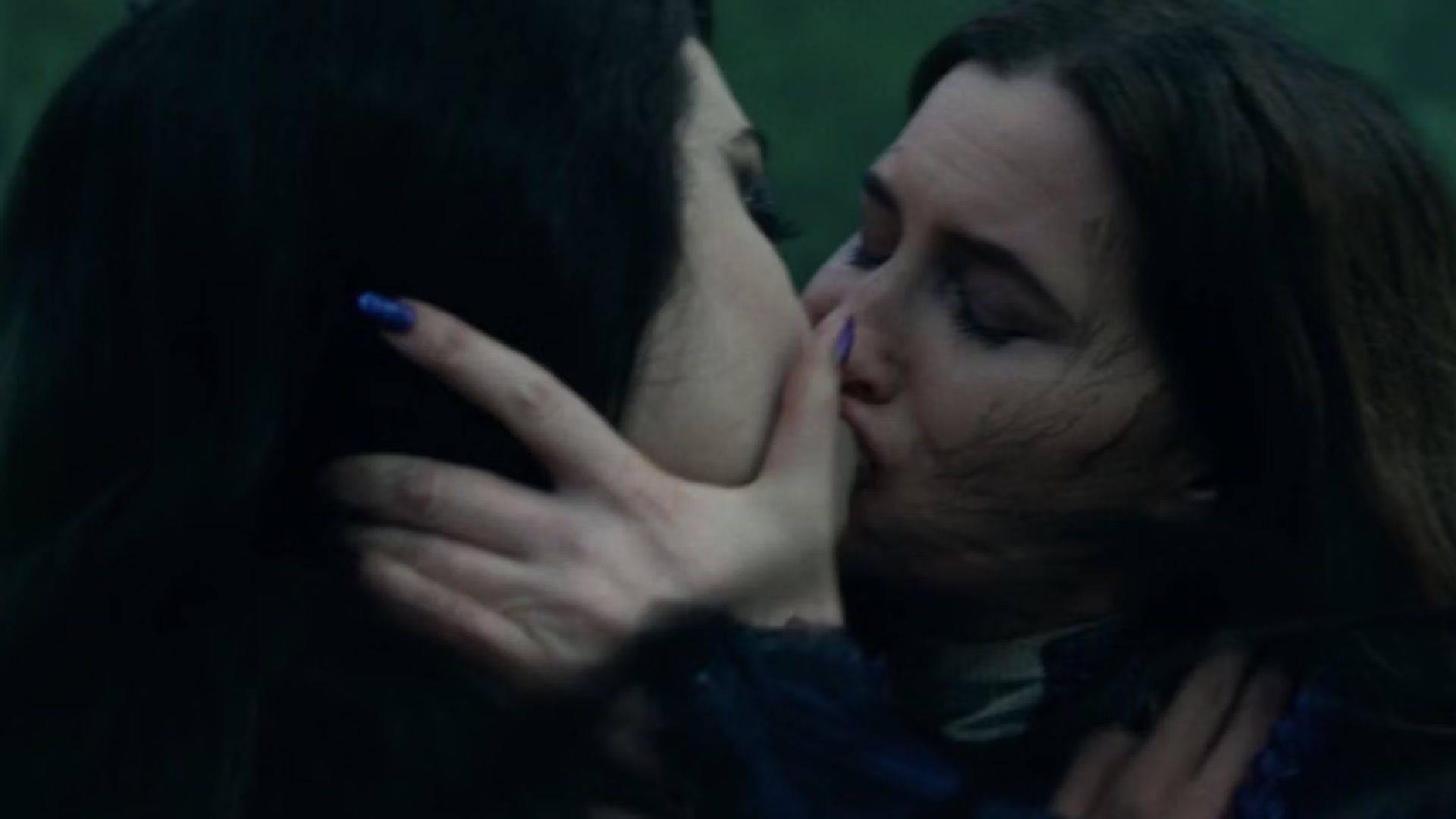 Agatha All Along Creator Dishes on Kathryn Hahn and Aubrey Plaza's Kiss
