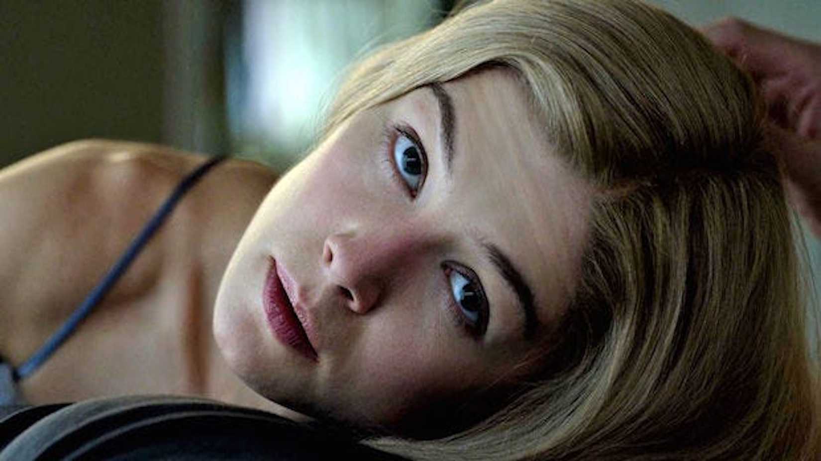 Rosamund Pike looking up while lying down in Gone Girl
