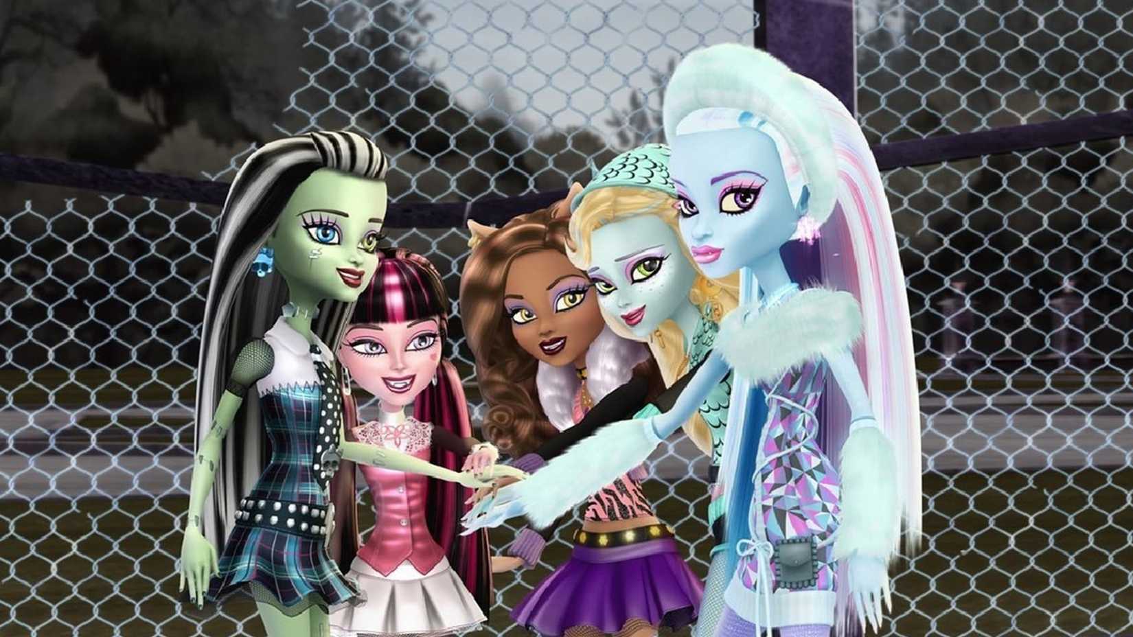 The girls from monster high in a huddle in Monster High Friday Night Frights (2012)