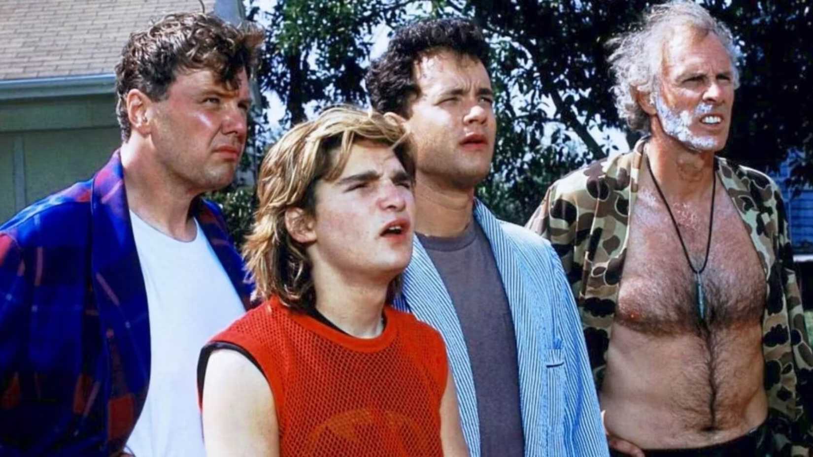 Para pemeran film The Burbs melihat ke arah tetangga mereka.