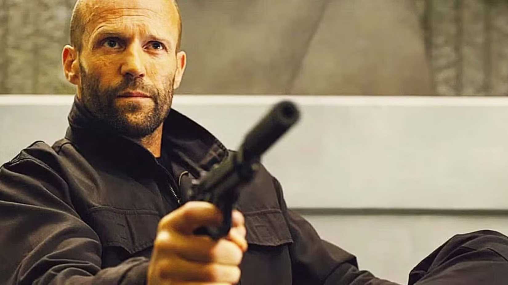Jason Statham in The Mechanic aiming a gun