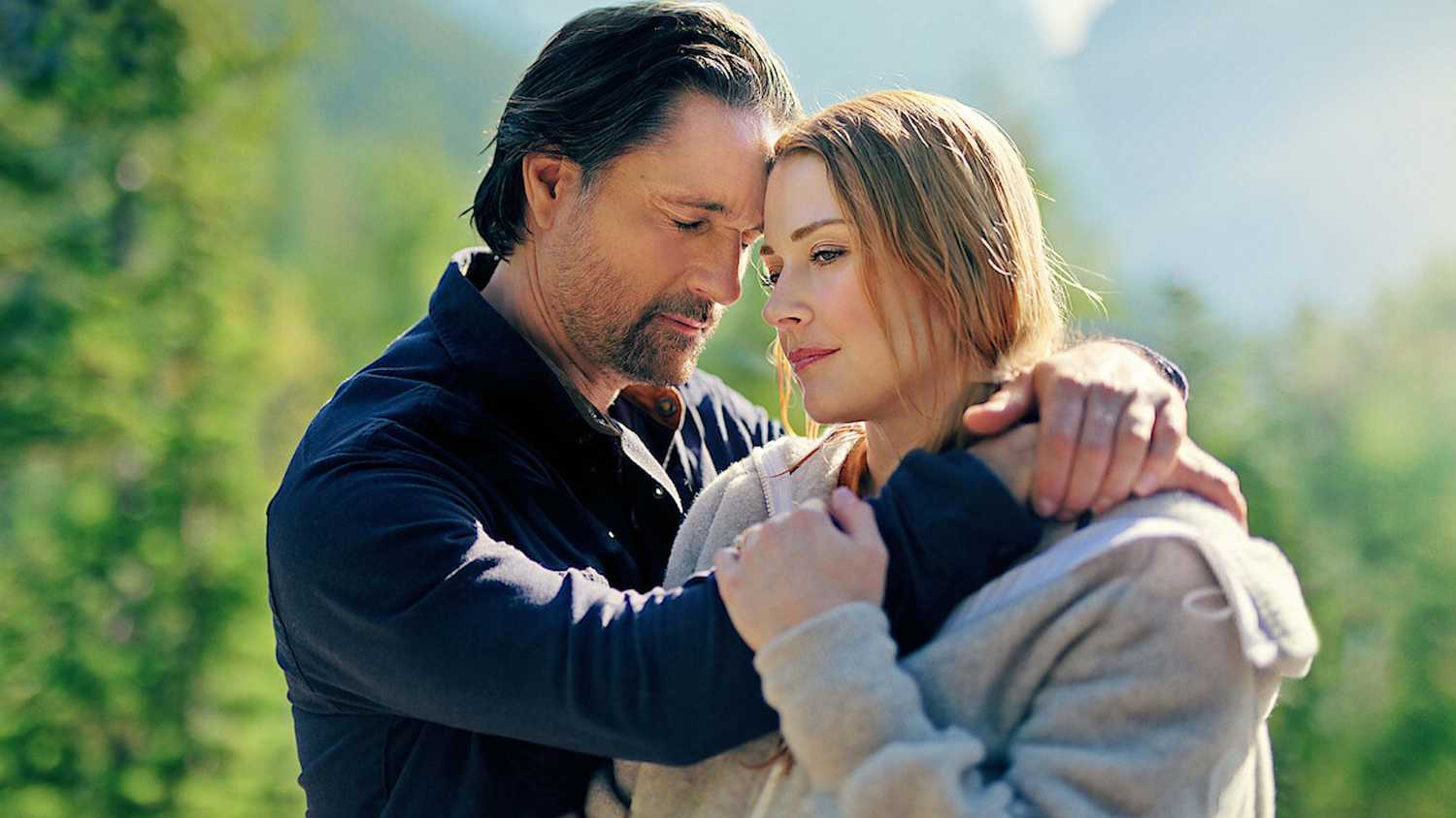 Alexandra Breckenridge and Martin Henderson in Virgin River