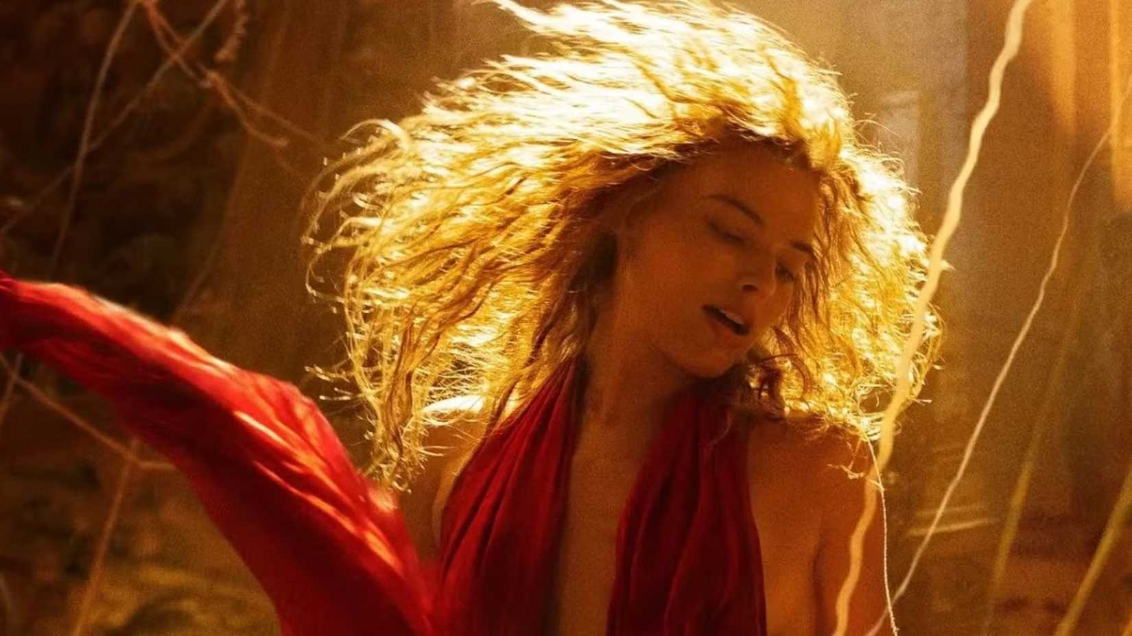 Margot Robbie dancing in Babylon
