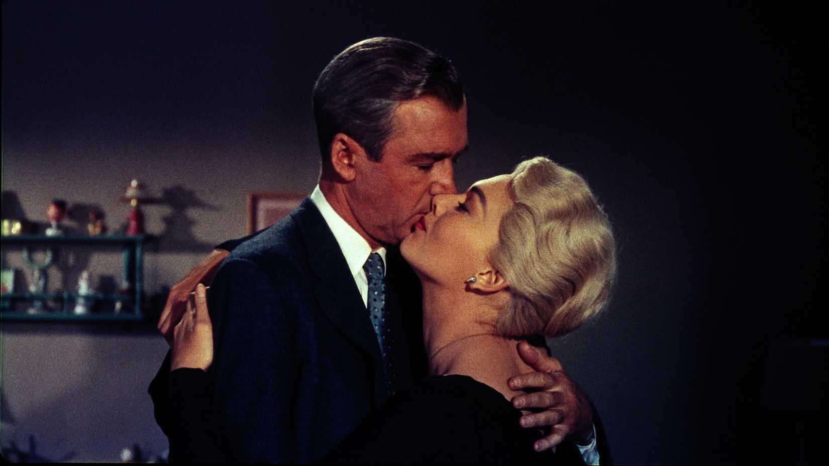 Jimmy Stewart kisses Kim Novak in the movie Vertigo
