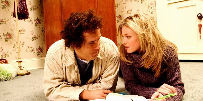 Ryan Reynolds and Amy Smart lay on the floor doing homework in Just Friends