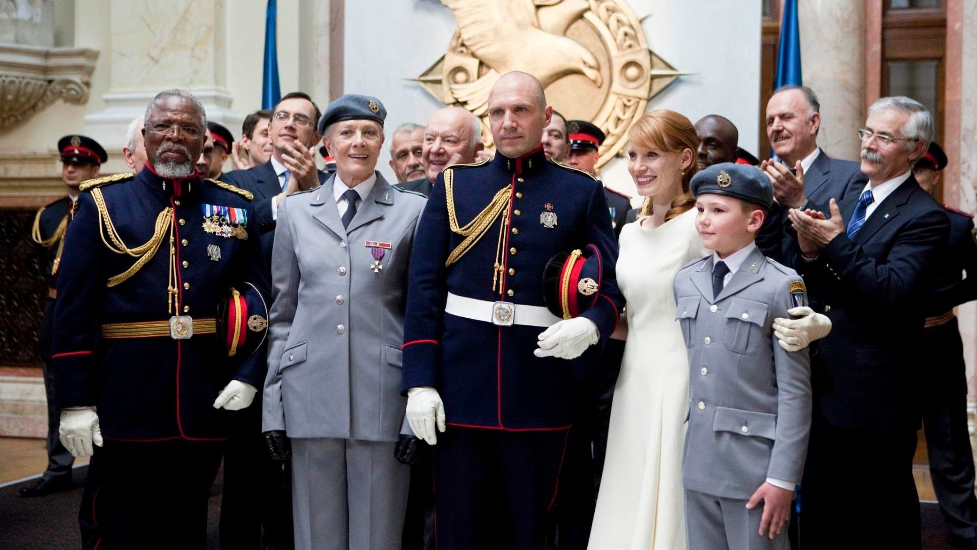 Ralph Fiennes stands with a large crowd in Coriolanus (2011)
