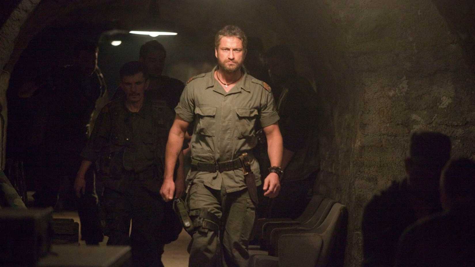Gerard Butler with soldiers in Coriolanus (2011)