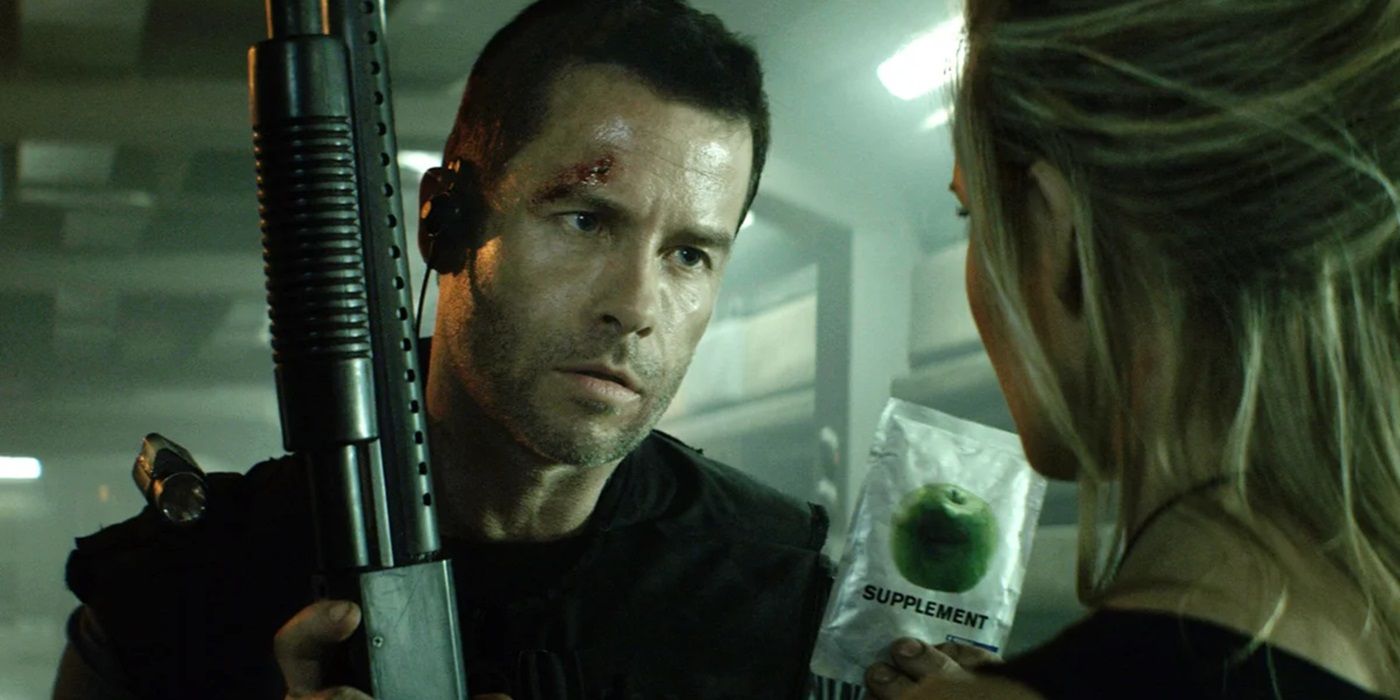 Guy Pearce's Panned Sci-Fi Action Movie 'Lockout' Streaming for Free in ...