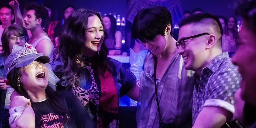 Kelly Marie Tran, Lily Gladstone, dan Bowen Yang dalam film The Wedding Banquet.