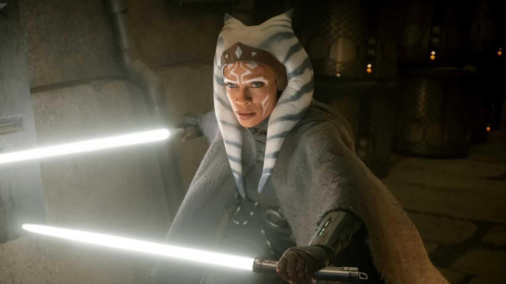 Rosario Dawson as Ahsoka Tano wielding two white lightsabers preparing to fight in Ahsoka