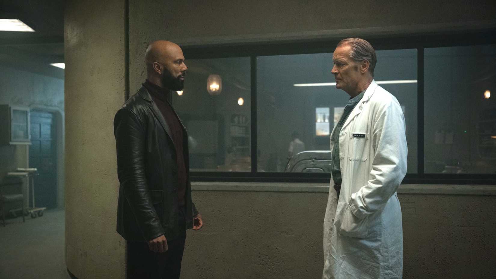 Robert Sims e Dr. Pete em cena de Silo
