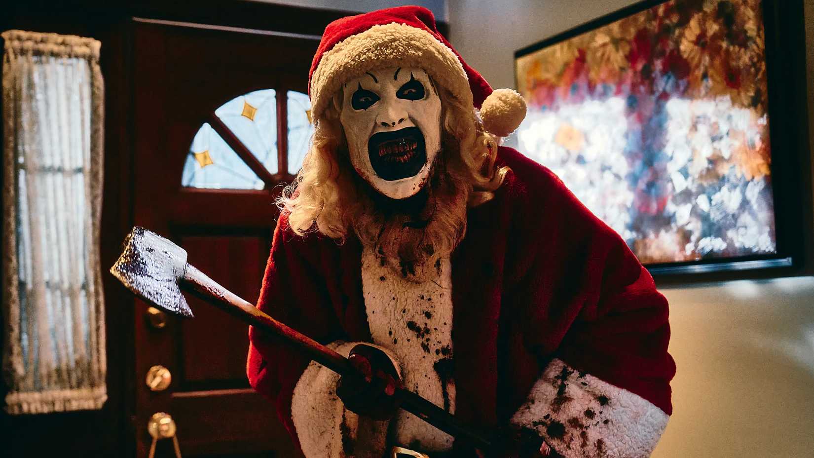 Art holds an axe in a Santa suit in Terrifier 3