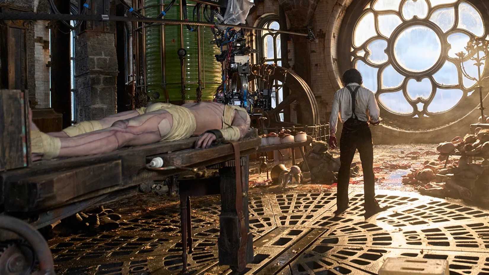 Jacob Elordi and Oscar Isaac in Frankenstein
