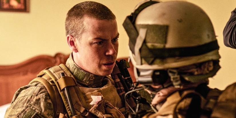 Will Poulter in Warfare talking to another soldier in a military uniform