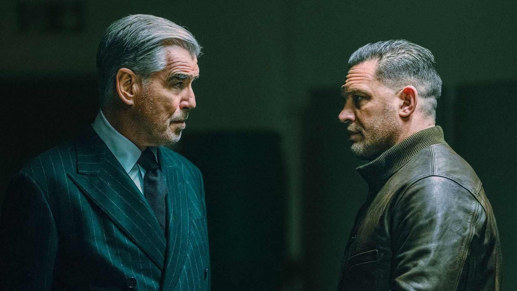 Pierce Brosnan como Conrad Harrigan e Tom Hardy como Harry Da Souza em MobLand.