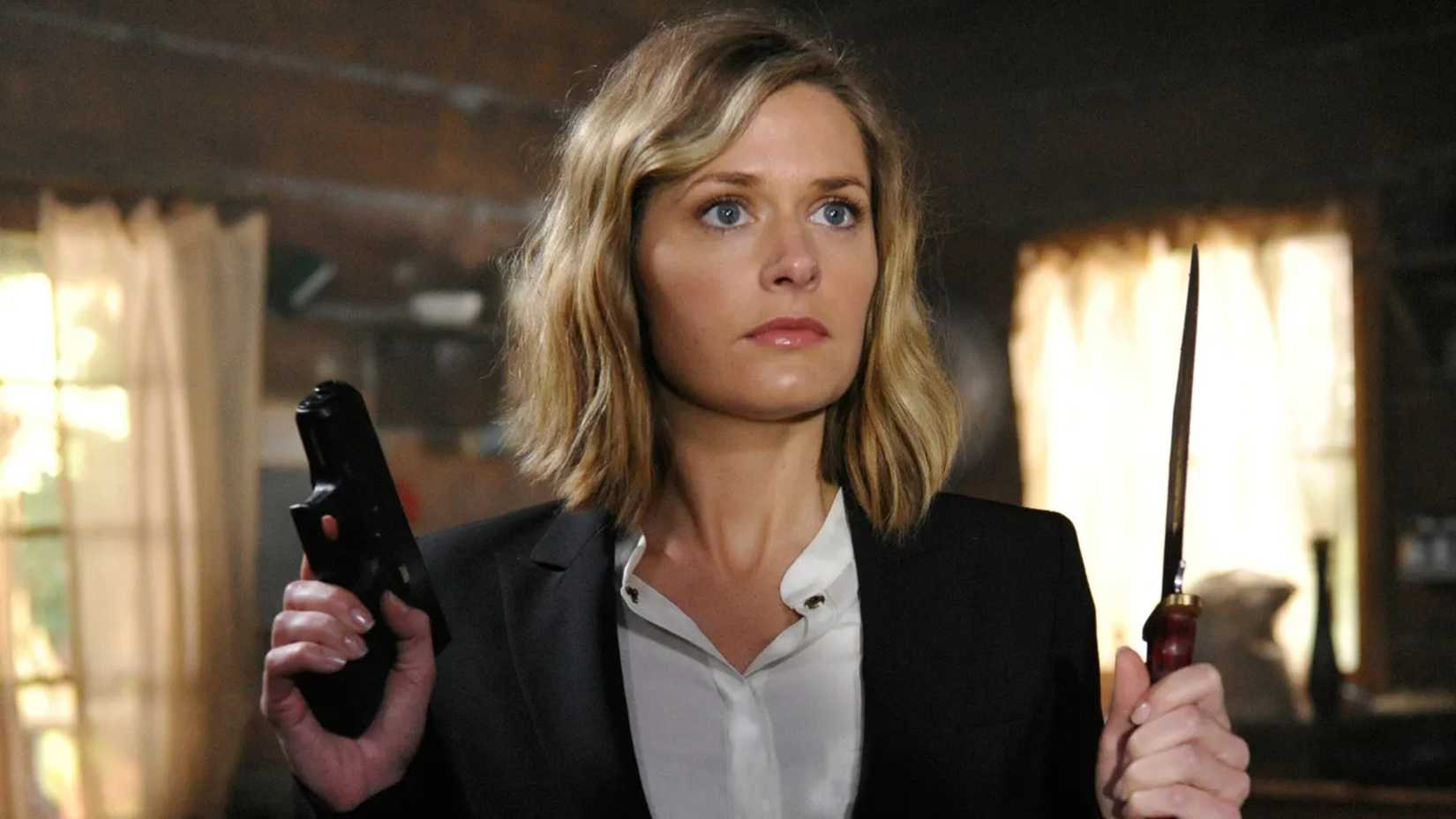 Juliet holds a gun and knife in Psych