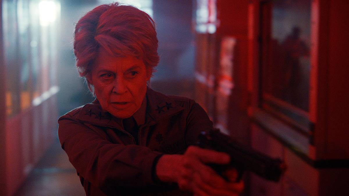 Linda Hamilton's Dr. Kay Gets First Look in Netflix's 'Stranger Things ...