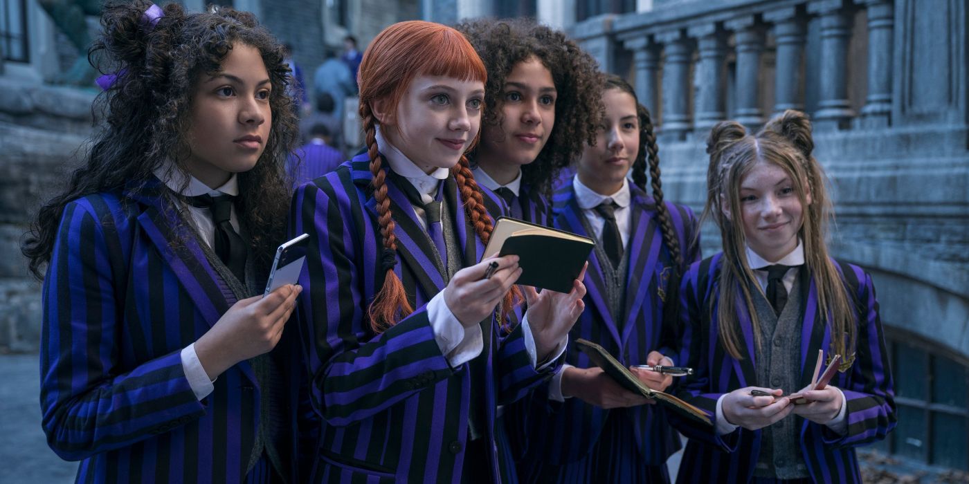 Evie Templeton trong vai Agnes DeMille trong Wednesday Phần 2 cùng với các học sinh khác