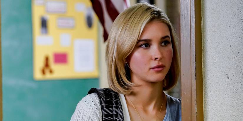 Isabel May as Veronica in Young Sheldon standing in a classoom