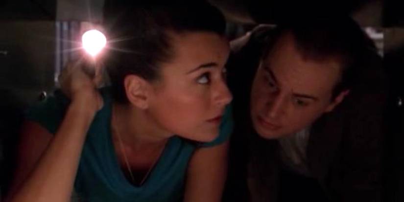 Ziva and Tony cram in a vent shaft in NCIS