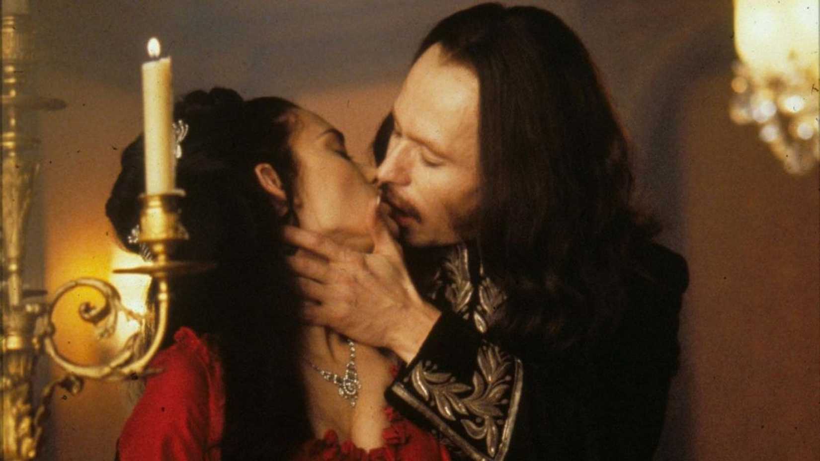 Dracula and Mina Harker kissing in Bram Stoker's Dracula