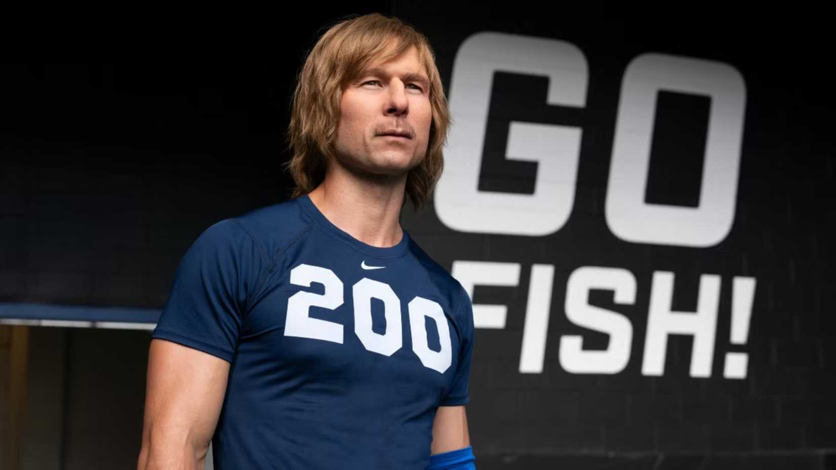Glen Powell stars in Chad Powers wearing a Nike training shirt