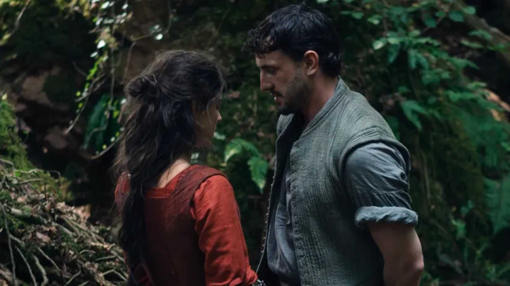 Jessie Buckley and Paul Mescal in Hamnet-1