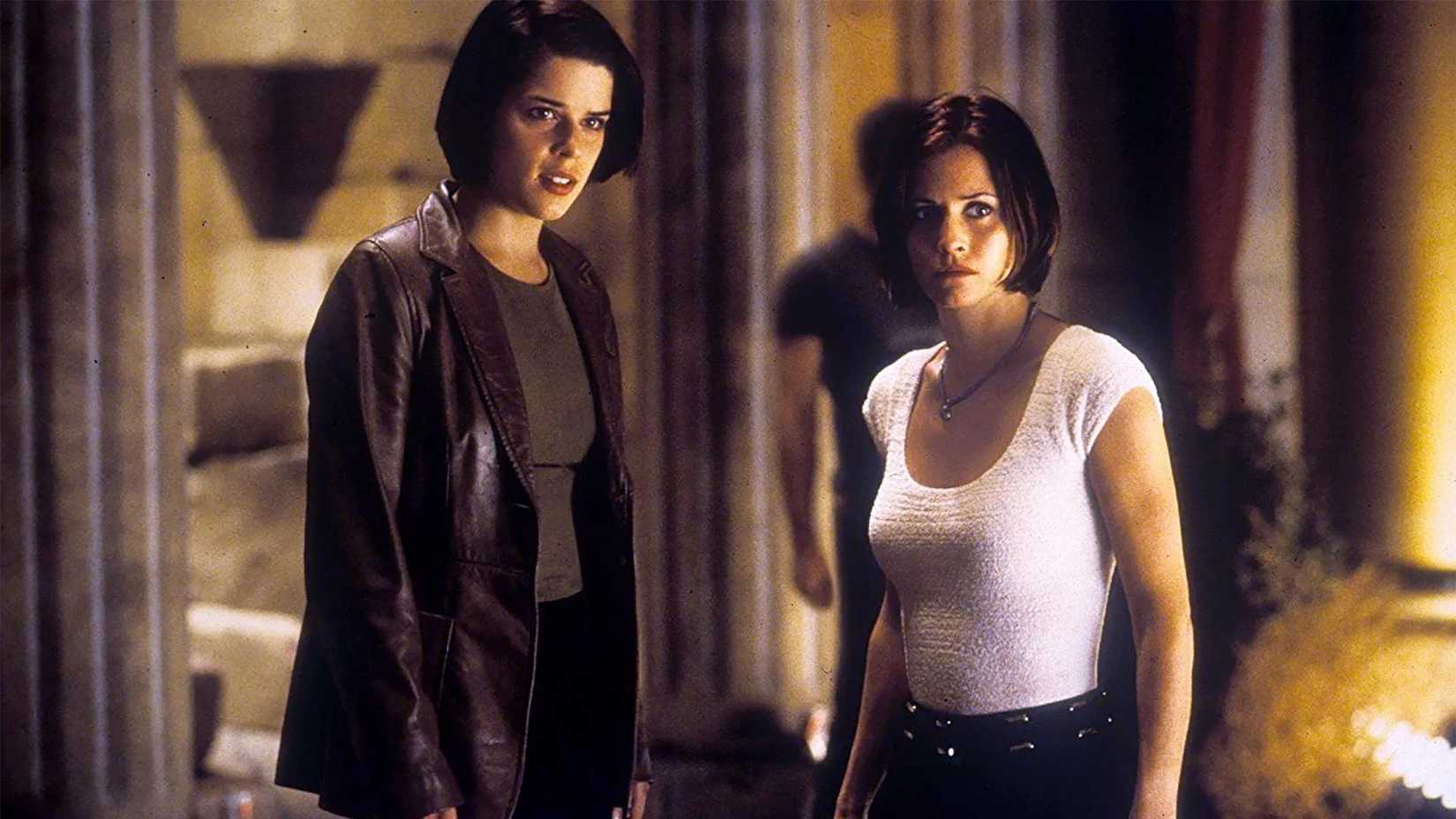 Neve Campbell & Courteney Cox in Scream 2