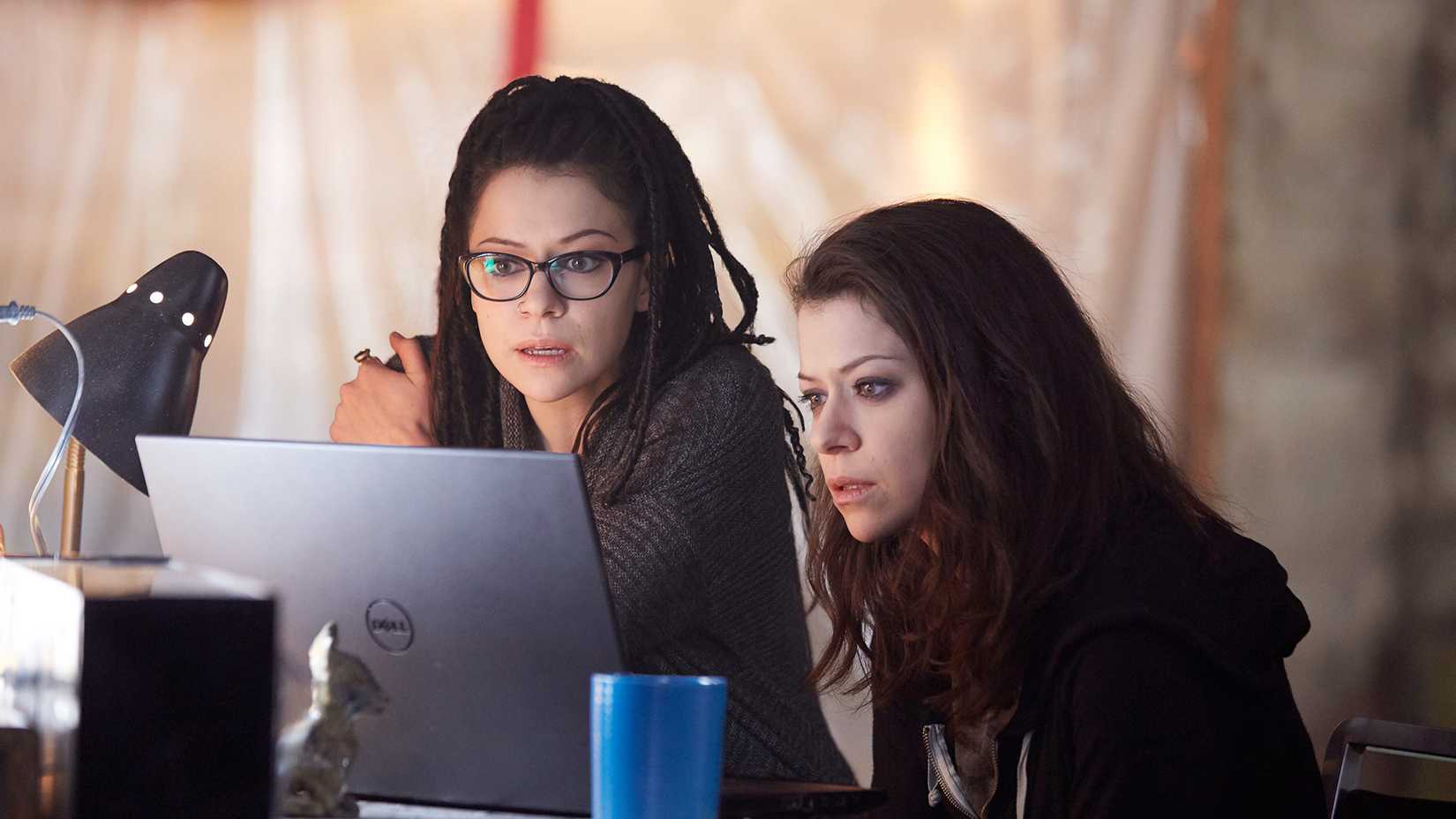 Sarah and Cosimo at the computer together in Orphan Black.