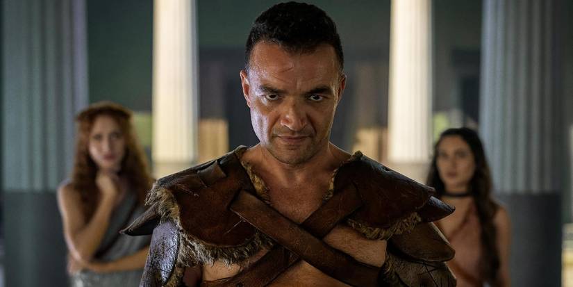 Ashur stands between two pillars in Spartacus: house of Ashur