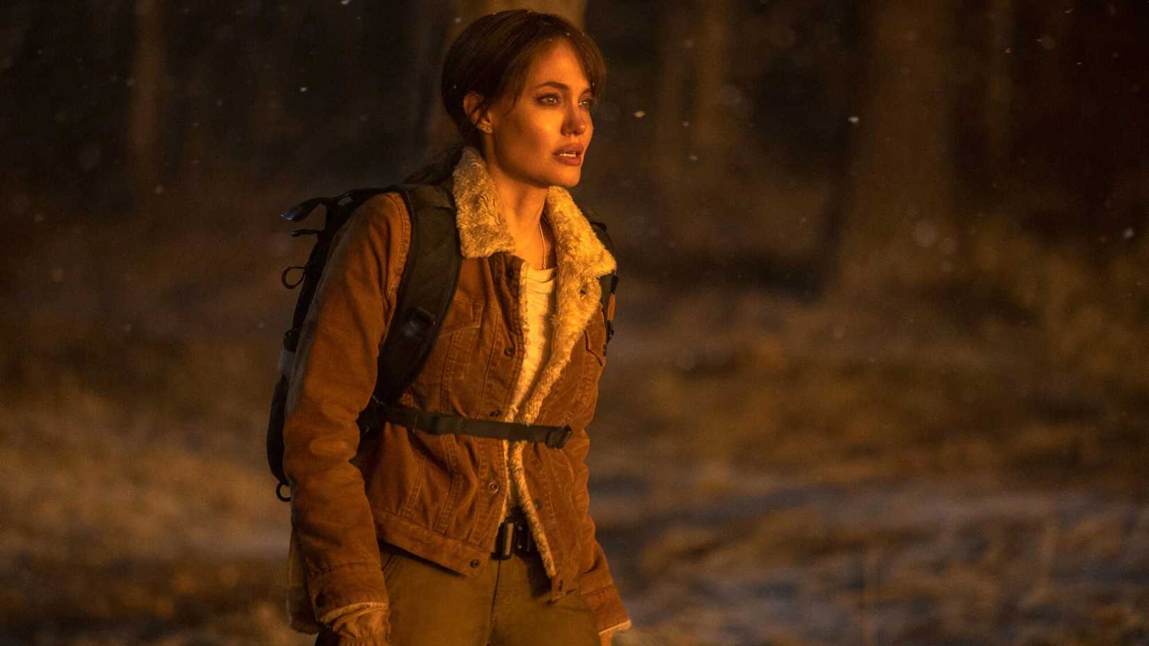 Hannah wears a backpack in the woods in Those Who Wish Me Dead