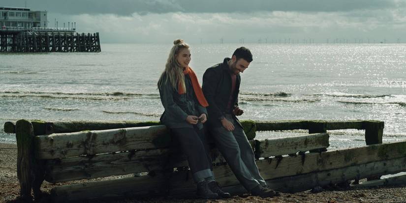 Brett Goldstein dan Imogen Poots di pantai dalam film All of You.
