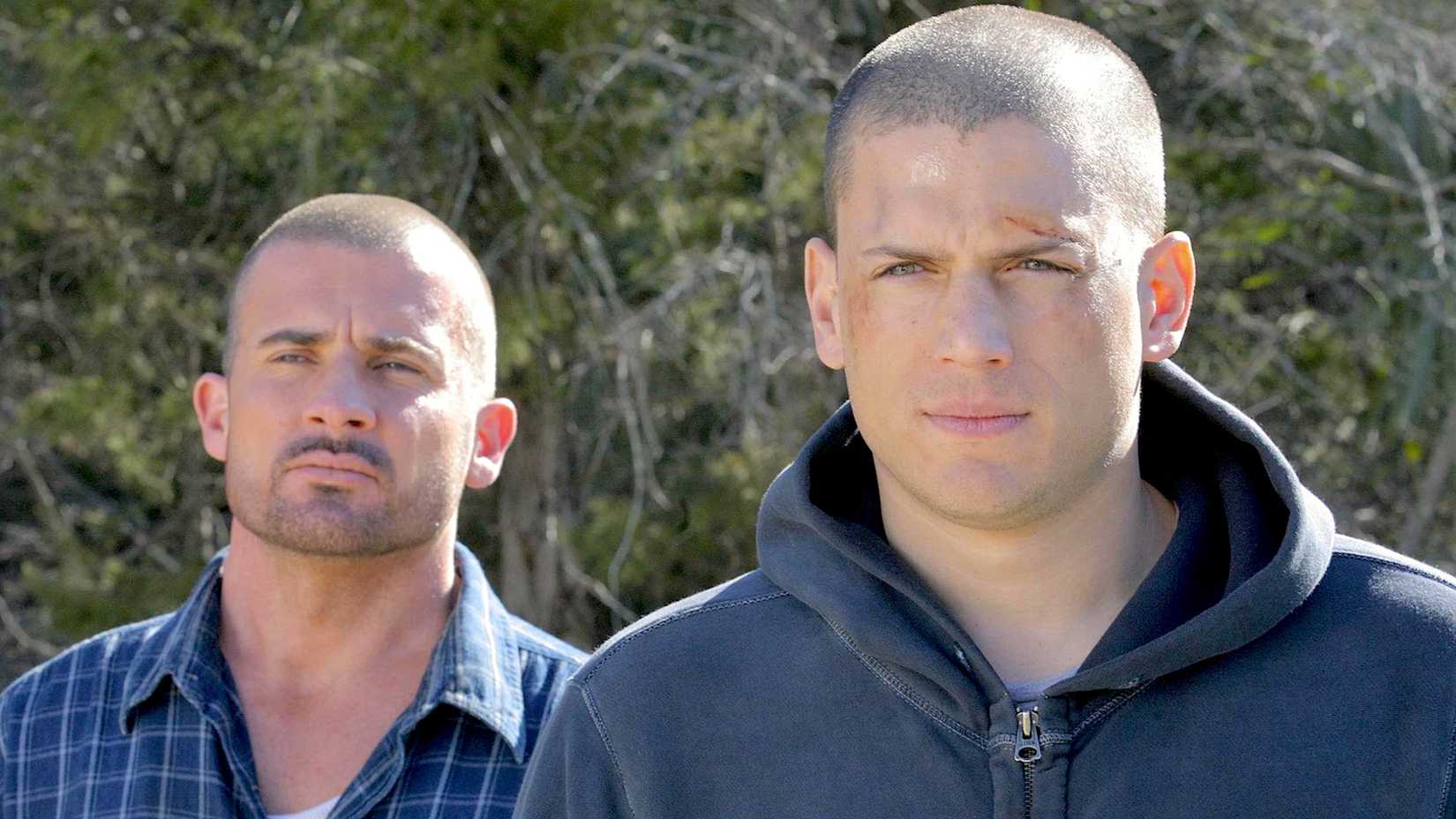 Dominic Purcell as Lincoln Burrows and Wentworth Miller as Michael Scofield in Prison Break