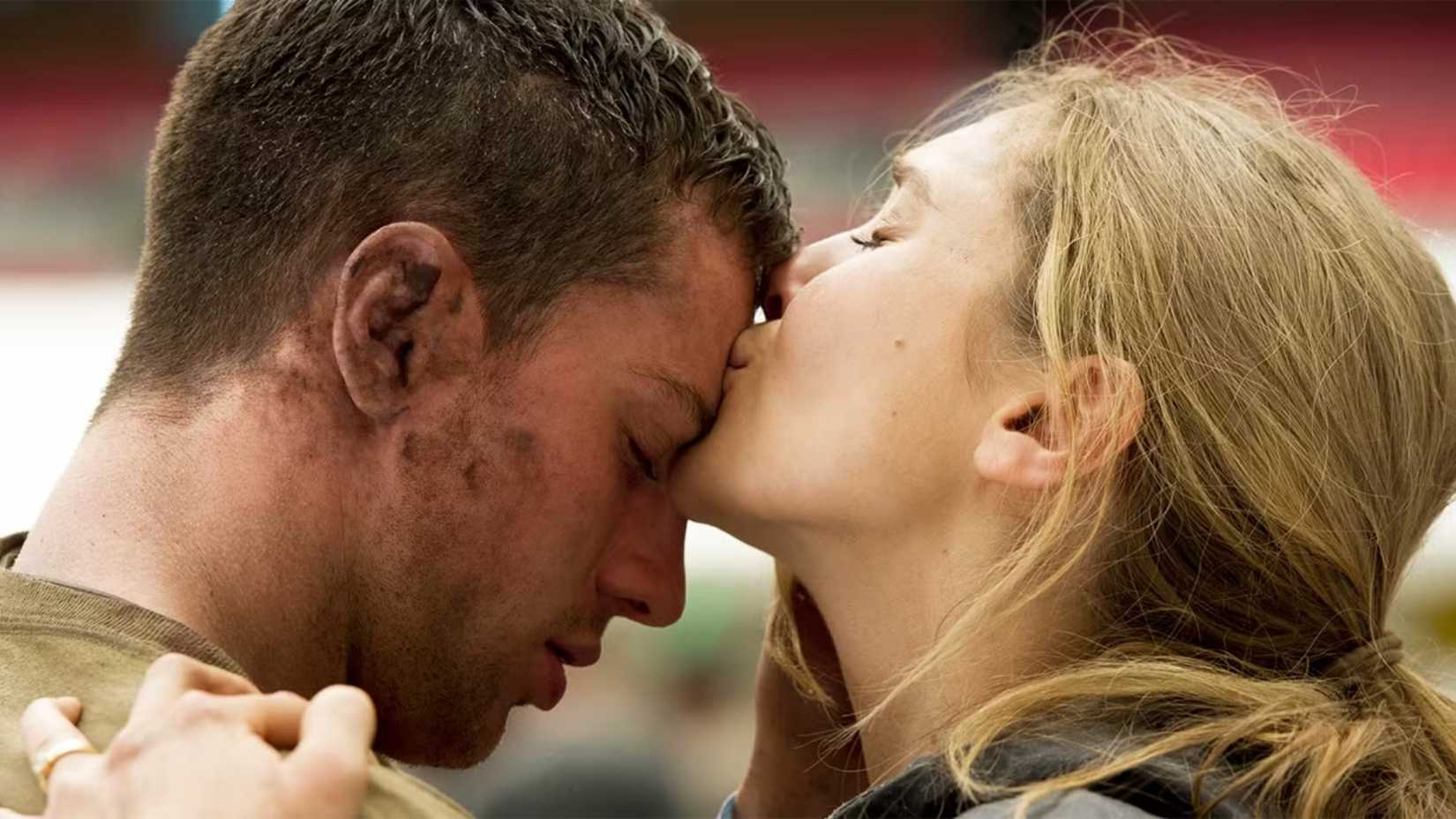 Elizabeth Olsen and Aaron Taylor-Johnson in Godzilla