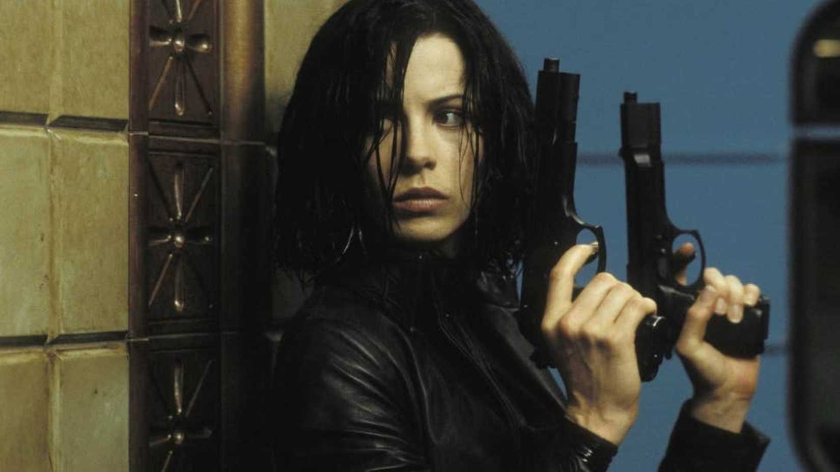 Kate Beckinsale in Underworld holding two guns in each hand